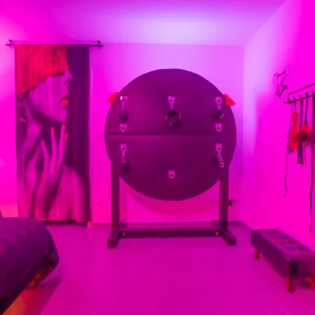 L'atelier Kuroi - Bdsm - Balancoire, Banc De Fessee, Cage, Croix, Tantra Apartment *