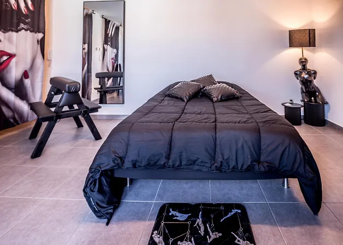 L'atelier Kuroi - Bdsm - Balancoire, Banc De Fessee, Cage, Croix, Tantra Lägenhet